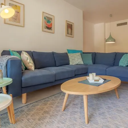 Апартаменты Sleeps 7 Pool